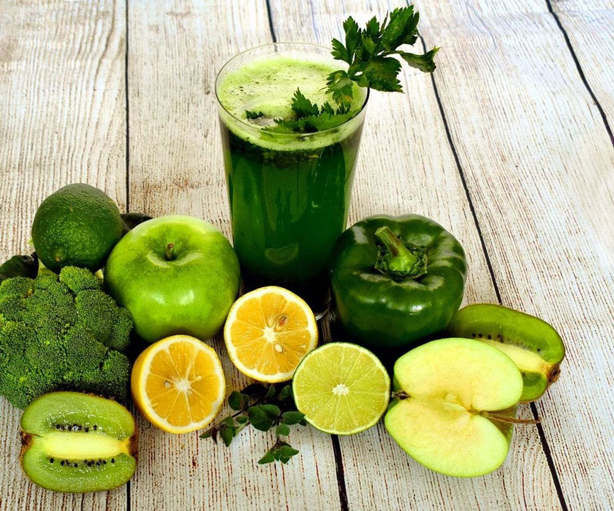 Taze meyve smoothie'leri ve soğuk sıkılmış meyvelerle dolu tezgah