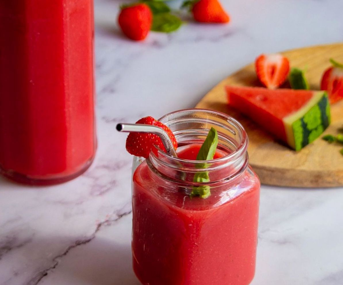 Vitaminli karışımlar hazırlanırken ellerin çalışması