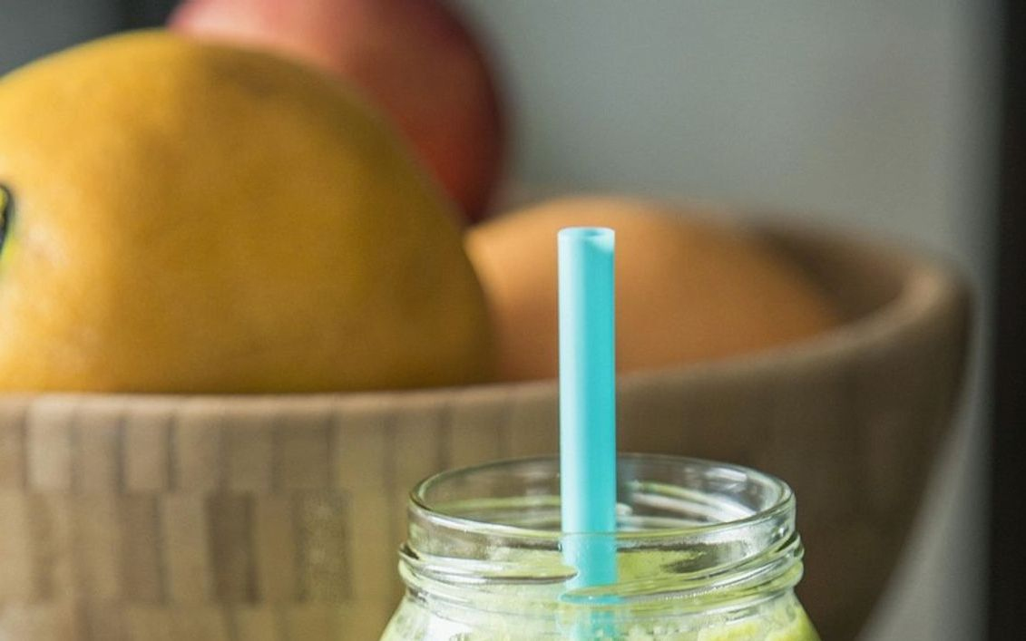 Bir tabağın üzerinde taze meyve smoothie'si